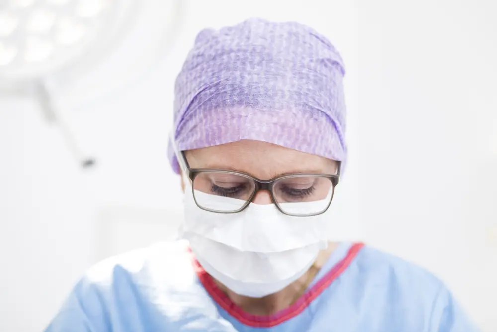 Dr. Karin Matthä während einer Operation